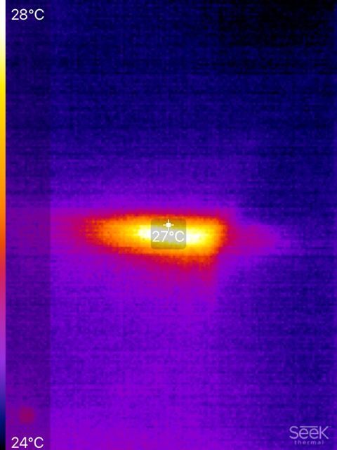 Image thermique montrant un objet chaud (27°C) sur un fond violet plus froid (24-28°C).