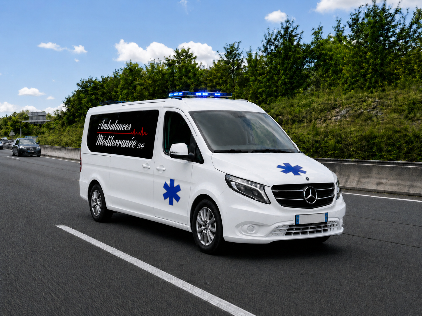 Une ambulance blanche circule sur l'autoroute, avec des symboles médicaux bleus et des gyrophares sur le toit.