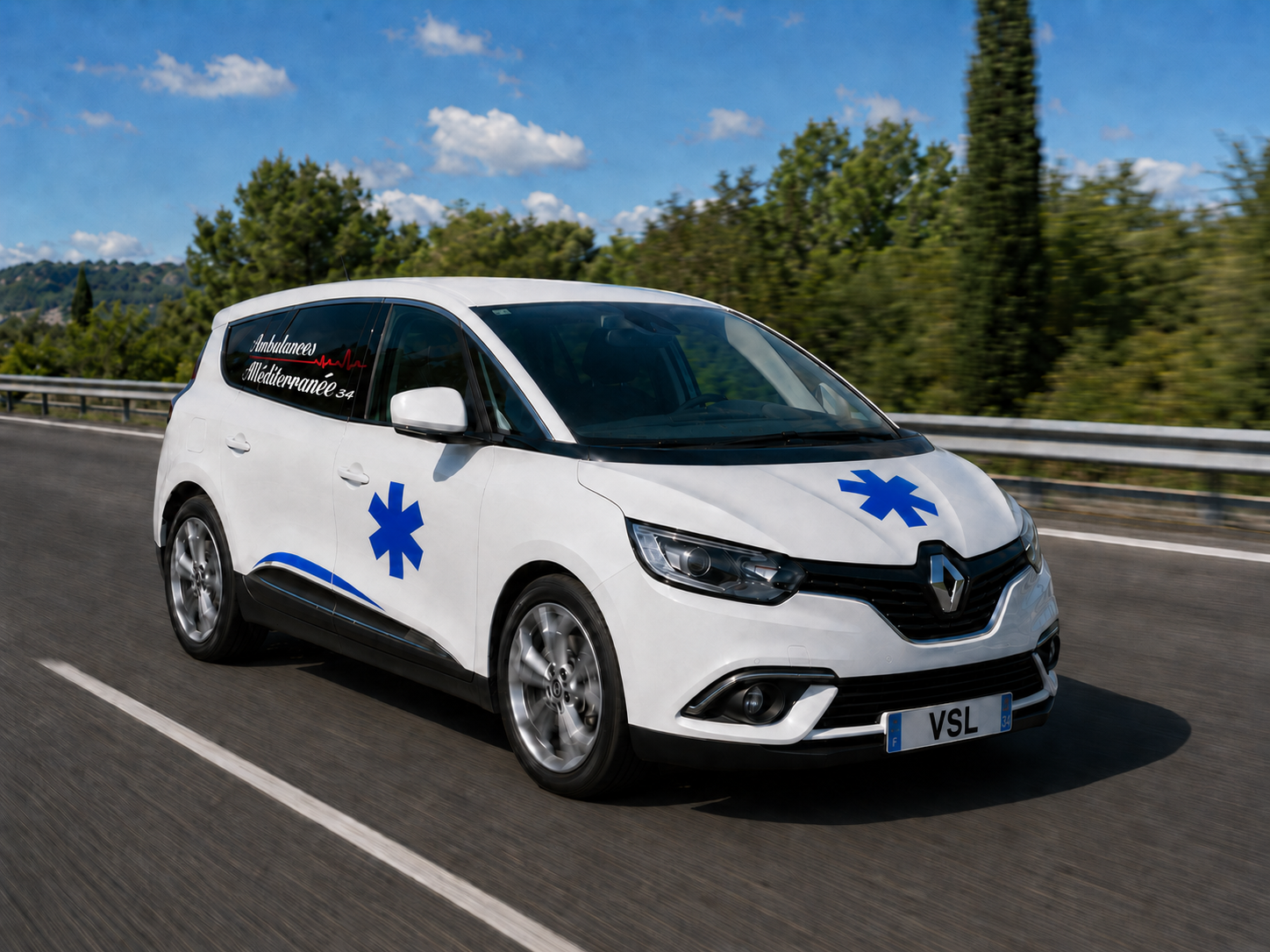 Un SUV blanc d'intervention d'urgence, orné de symboles d'étoile de vie bleue, circule sur une autoroute.
