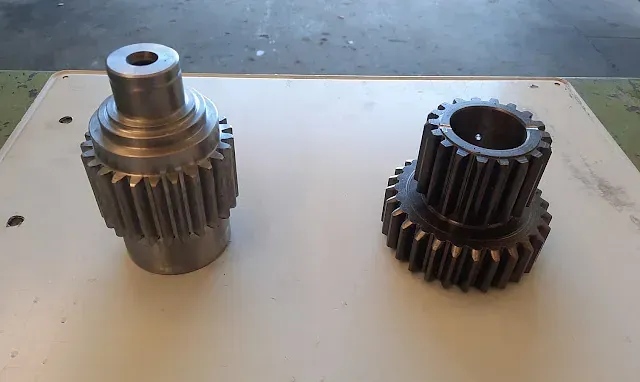 Dos engranajes están uno al lado del otro en una mesa.