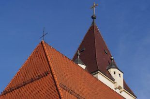 Kirchendach, das von Dachdeckerbetrieb Soeren Zeh gedeckt wurde