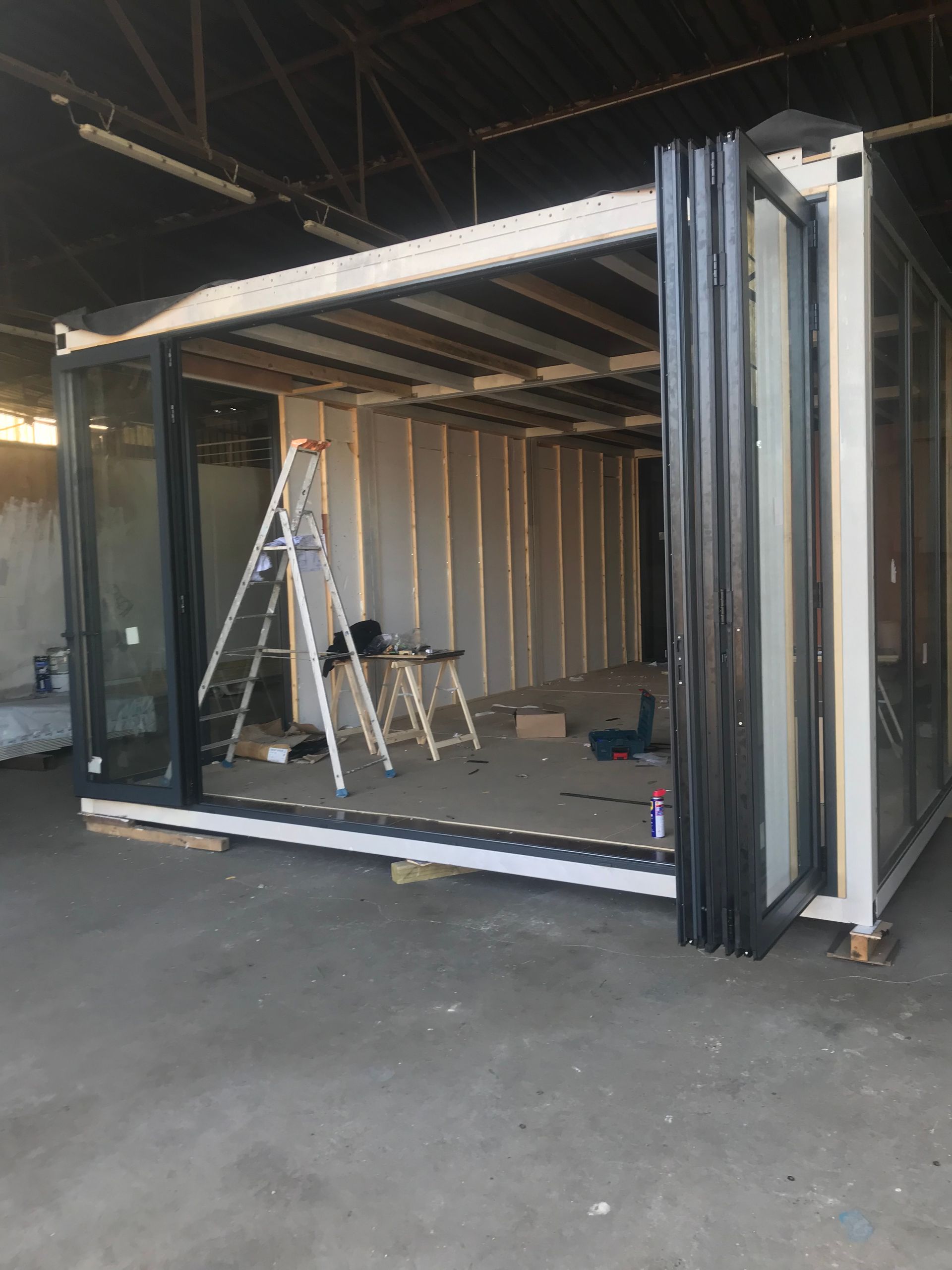 Grande baie vitrée en aluminium ouverte