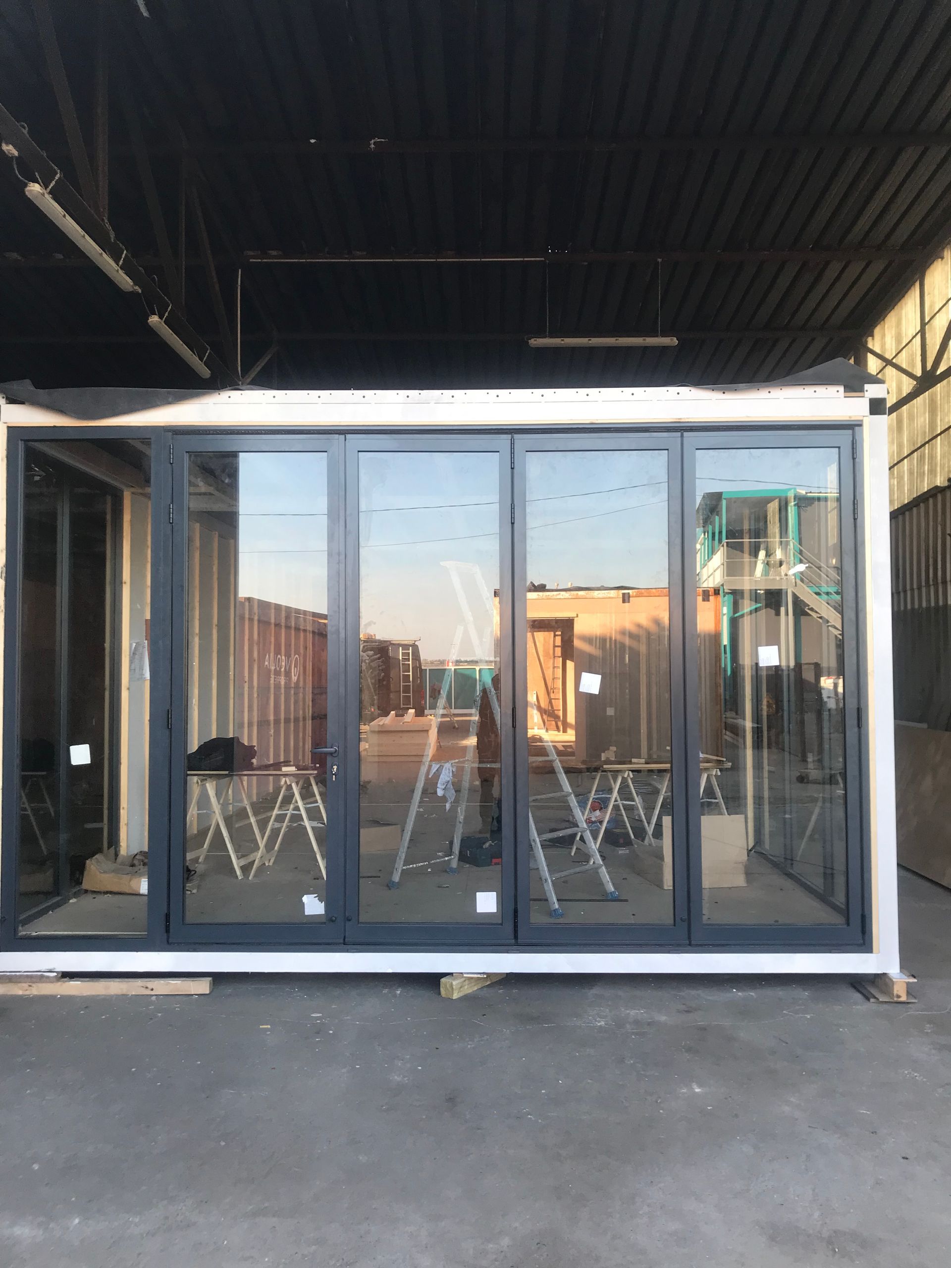 Baie vitrée en aluminium grise