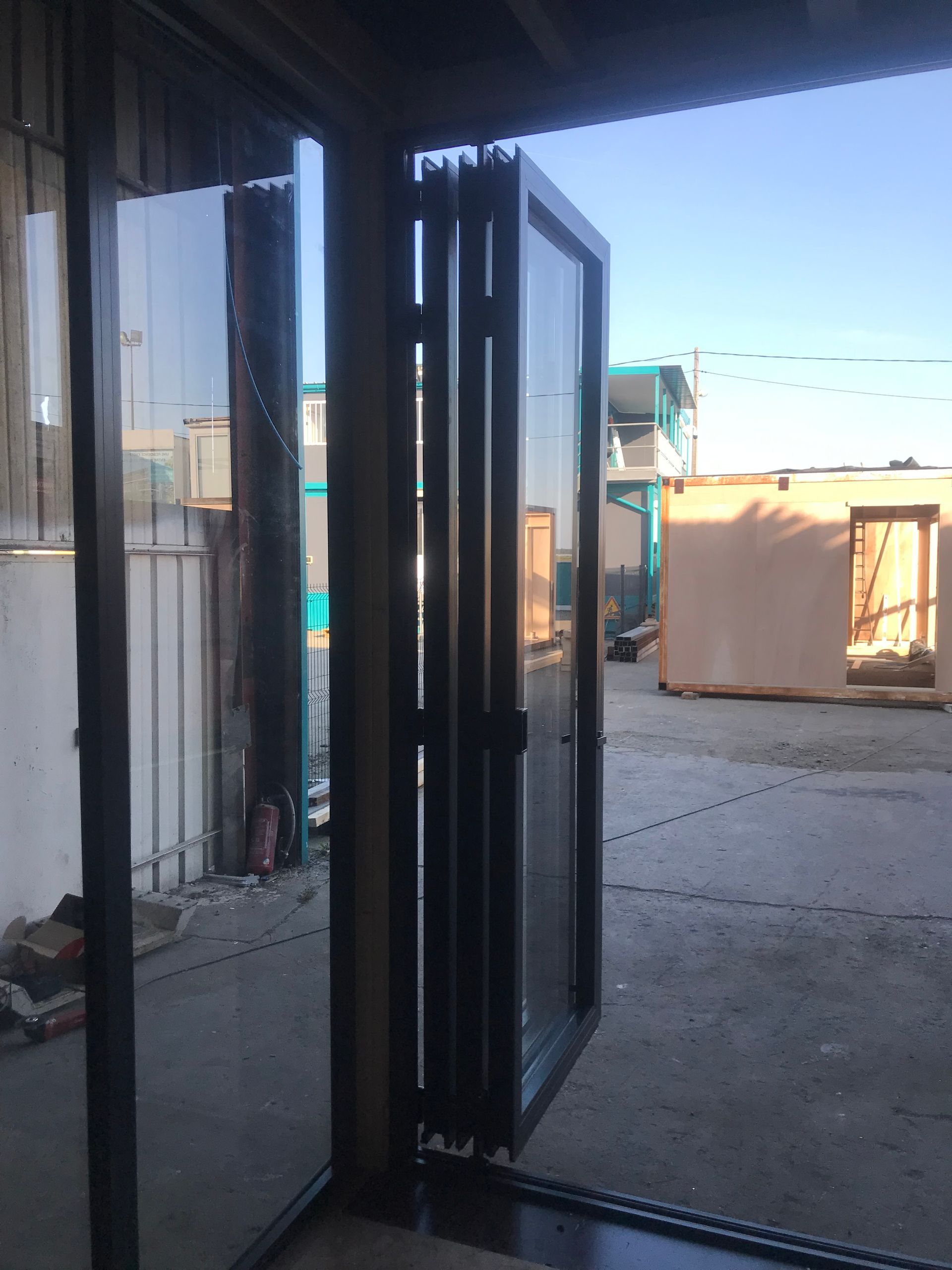 Porte-fenêtre gris aluminium