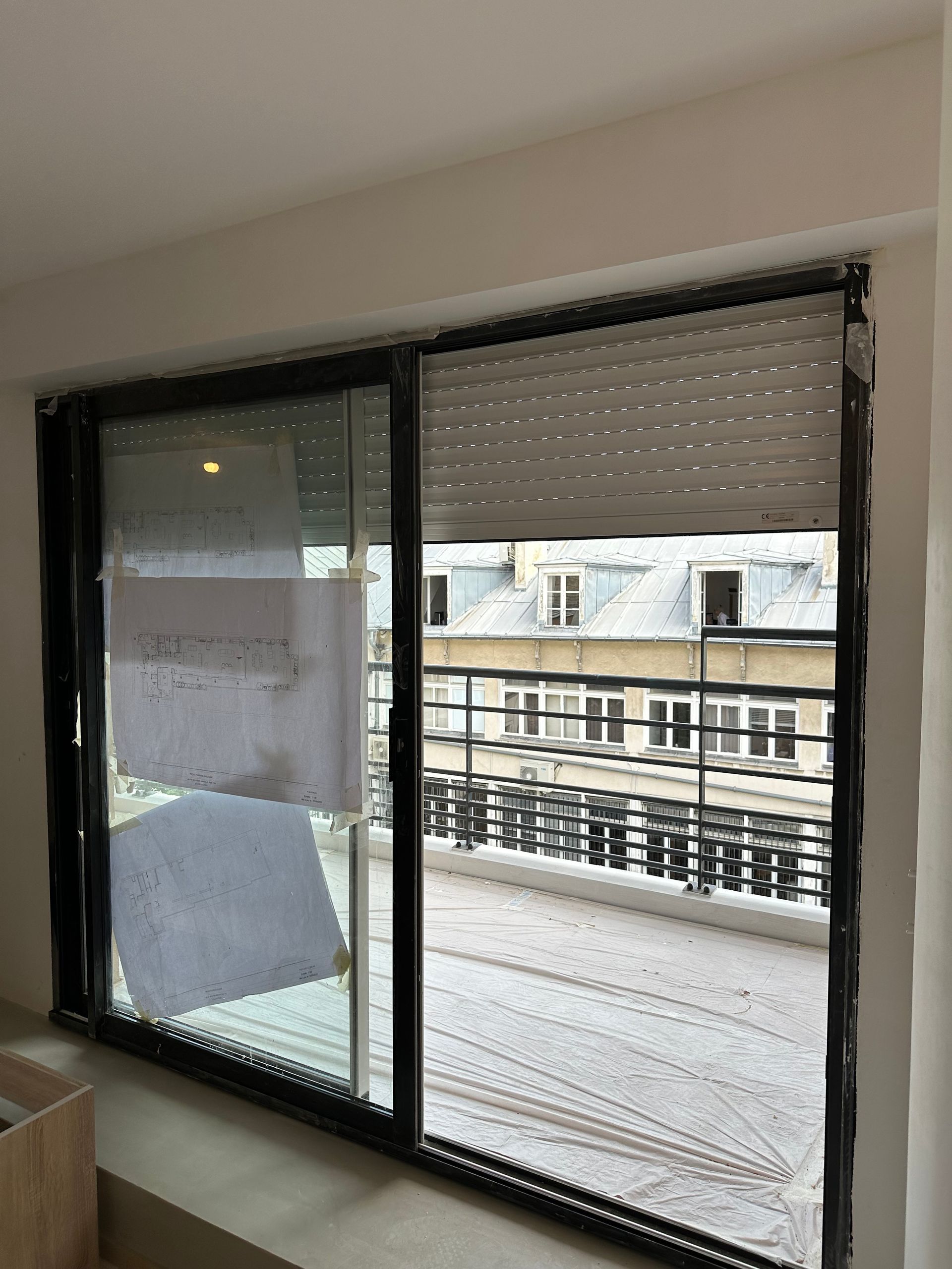 Baie vitrée avec des volets roulants