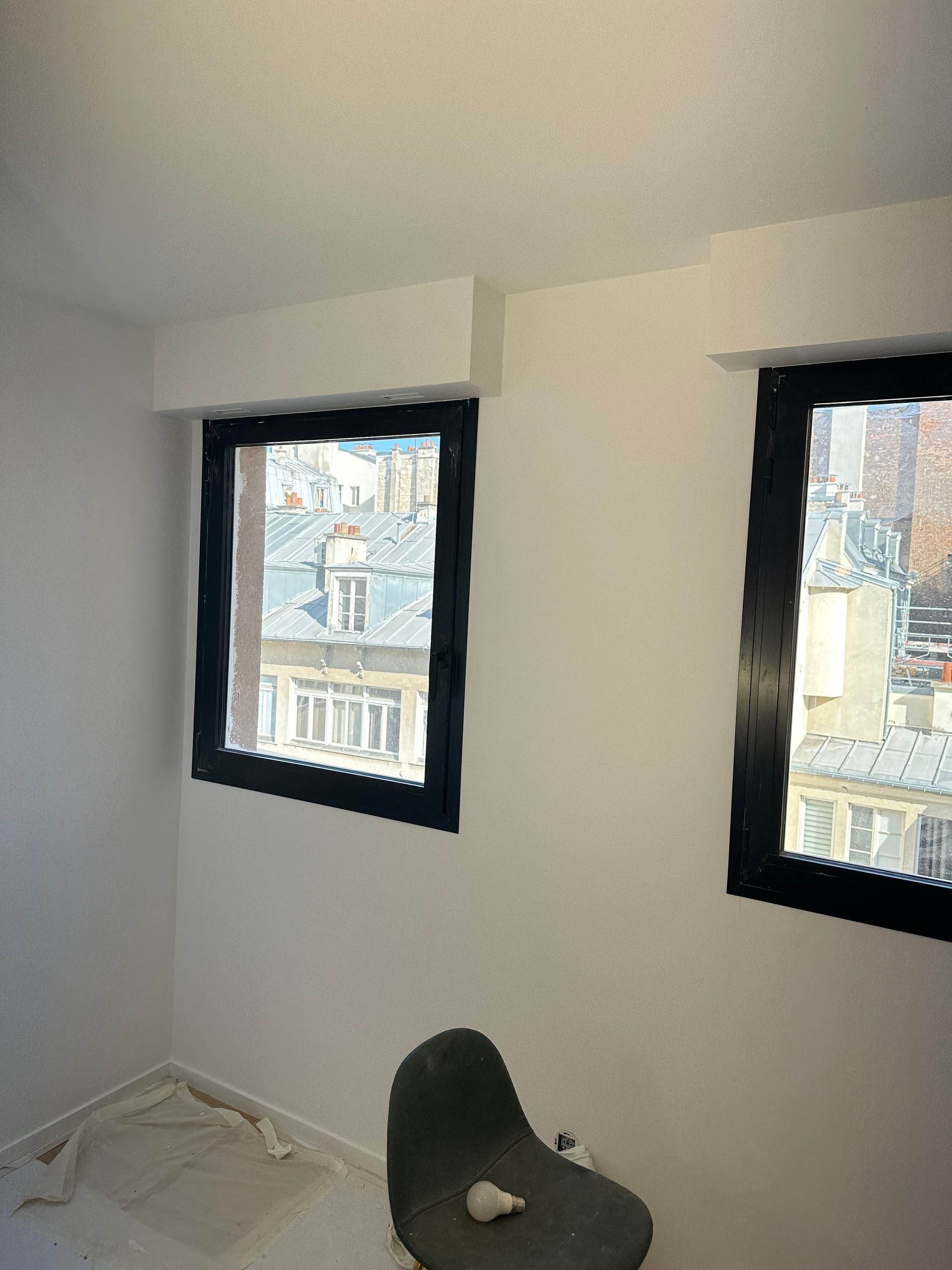 Deux fenêtres en aluminium noir