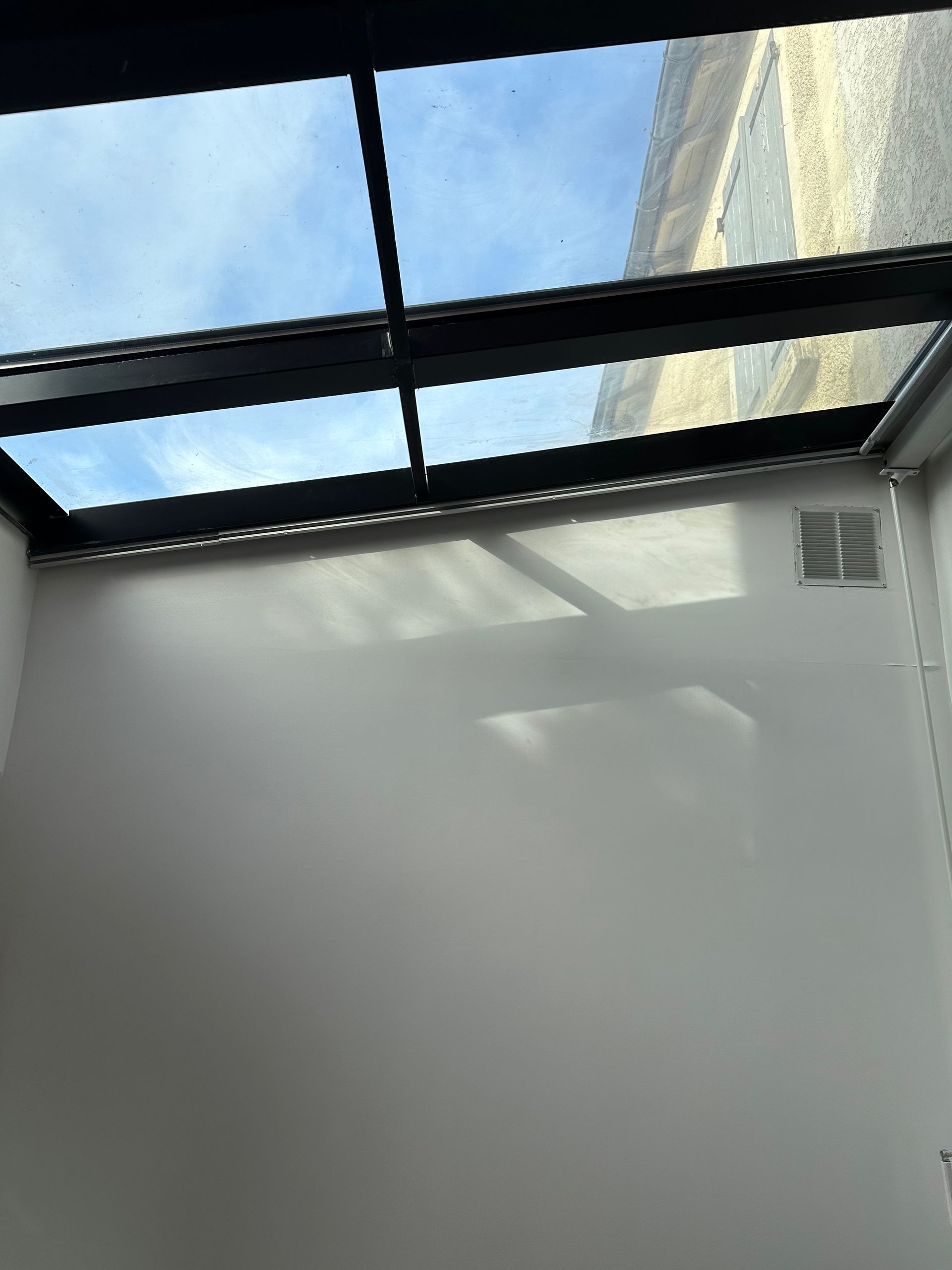 Verrière de toiture blanche en aluminium