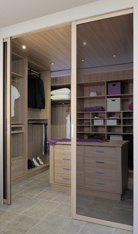 Un dressing avec des boîtes et des vêtements