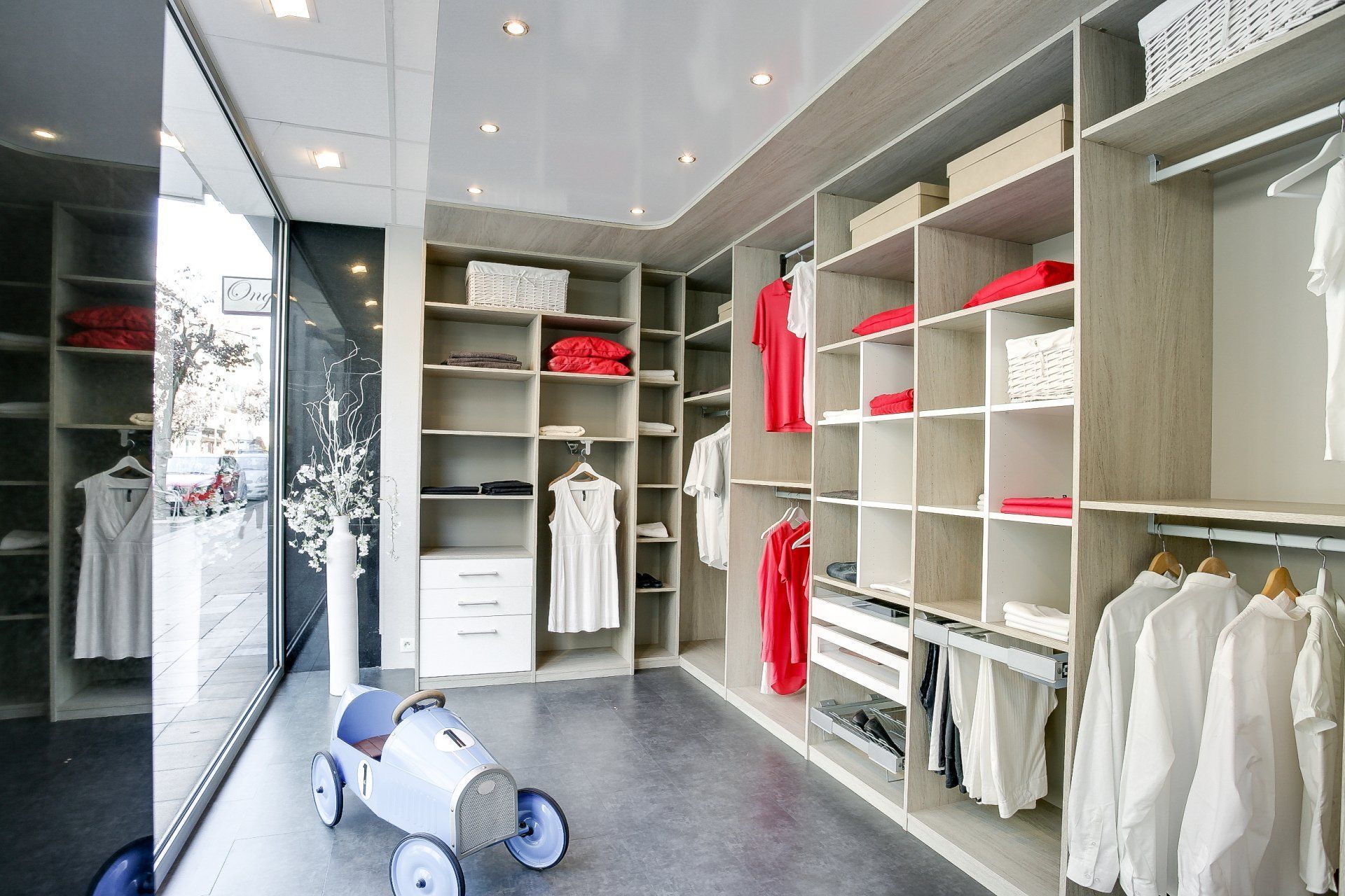 Une vitrine avec un dressing