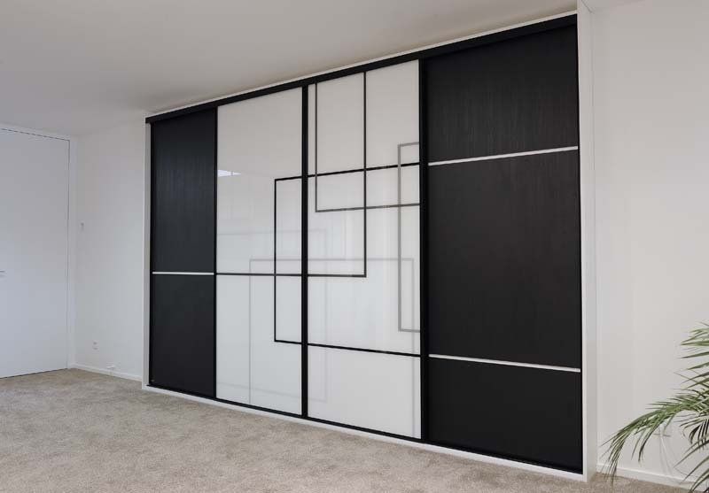 Une armoire avec des portes blanches et noires