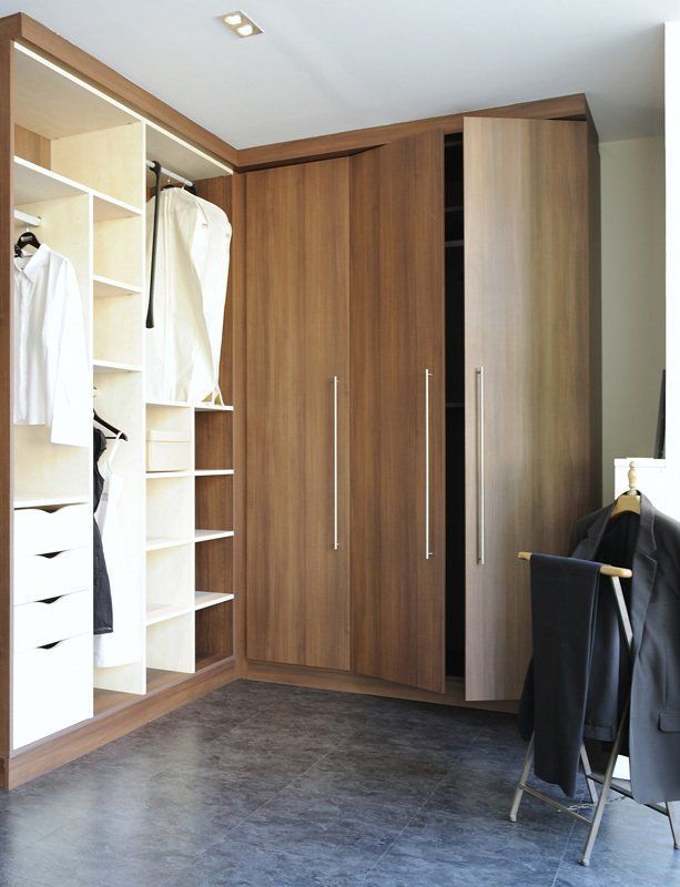 Une armoire avec les portes fermées