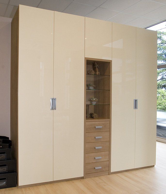 Une armoire et une bibliothèque