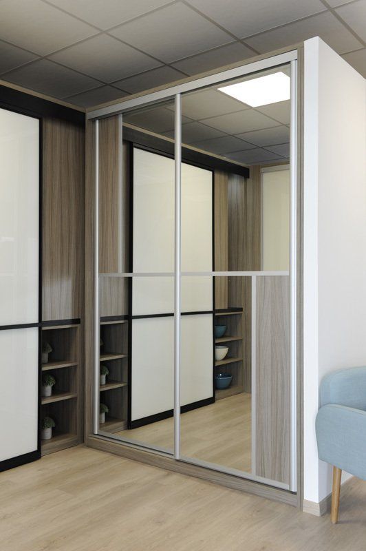 Une armoire avec des miroirs