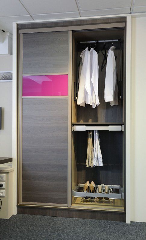 Un gros plan sur une armoire