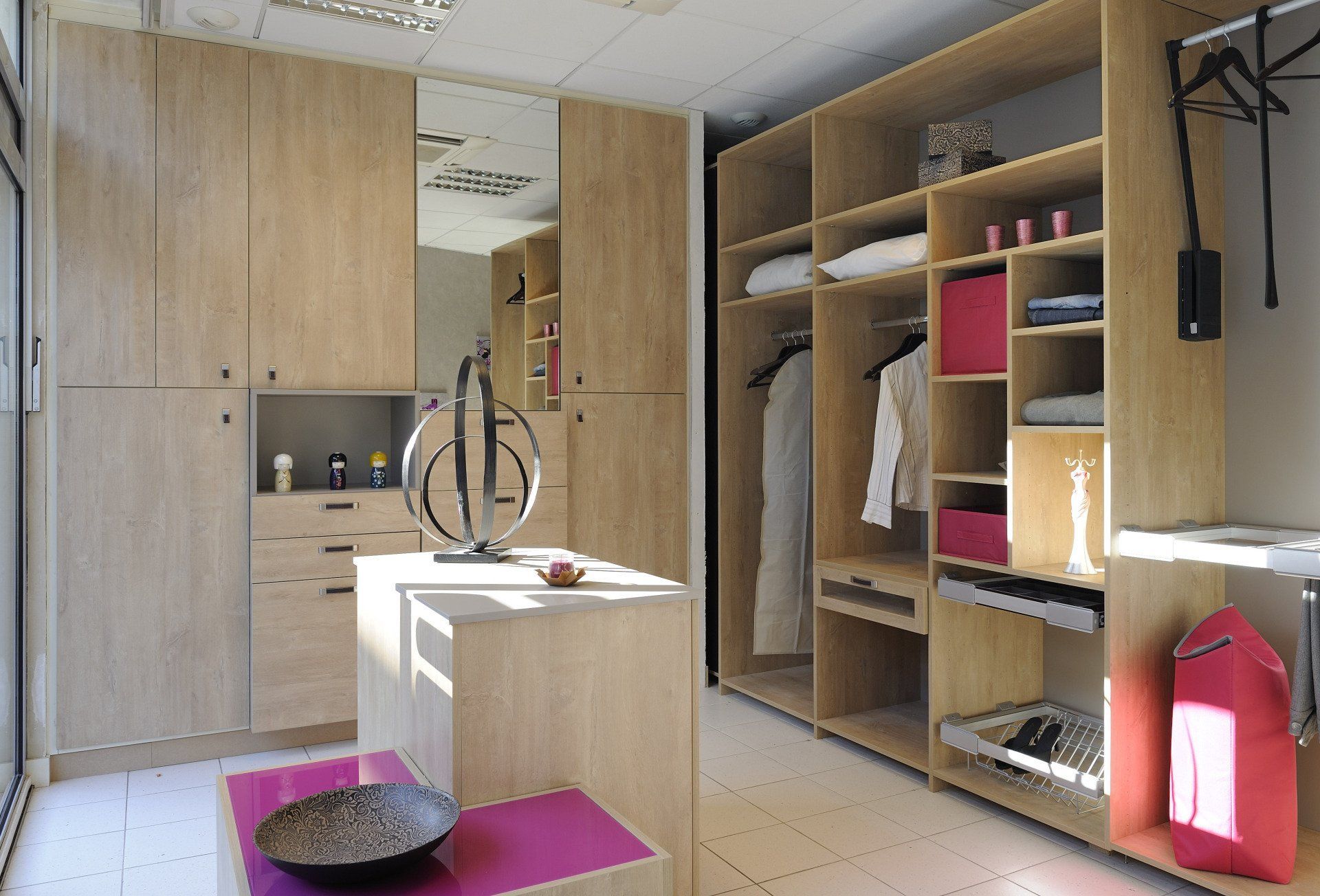 Un dressing avec des armoires sans portes