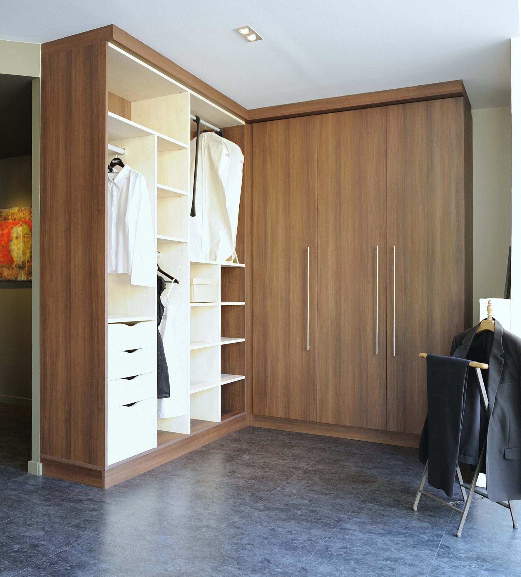 Une armoire avec des portes en bois foncées