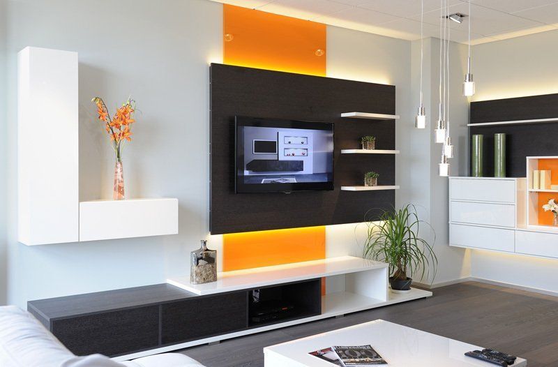 Une télé accrochée au mur