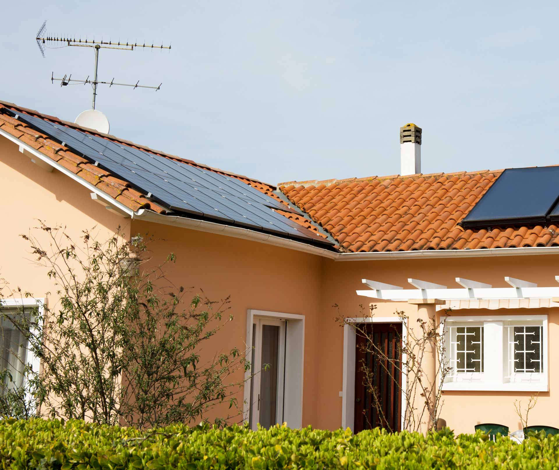 Maison avec une installation de panneaux solaires sur la toiture