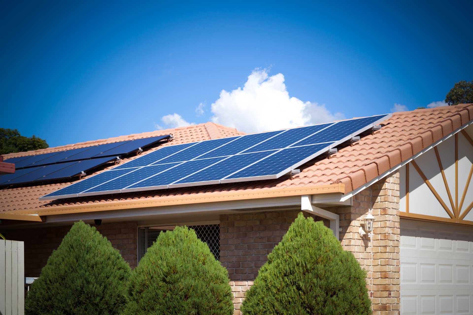 Une maison avec des panneaux solaires installés sur le toit