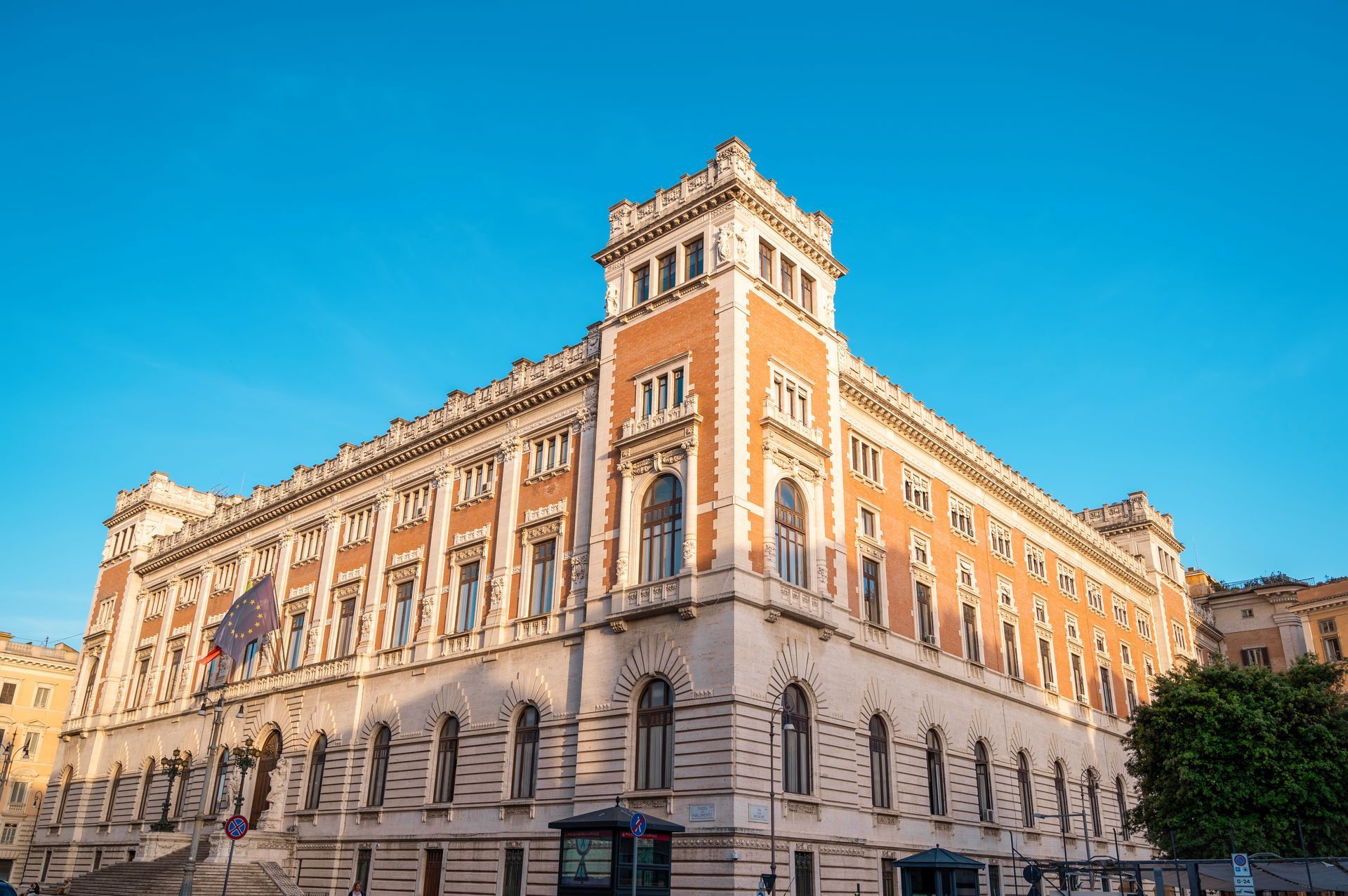 Palazzo della Consulta em Roma, Itália, um edifício grande e ornamentado com exterior laranja e branco.