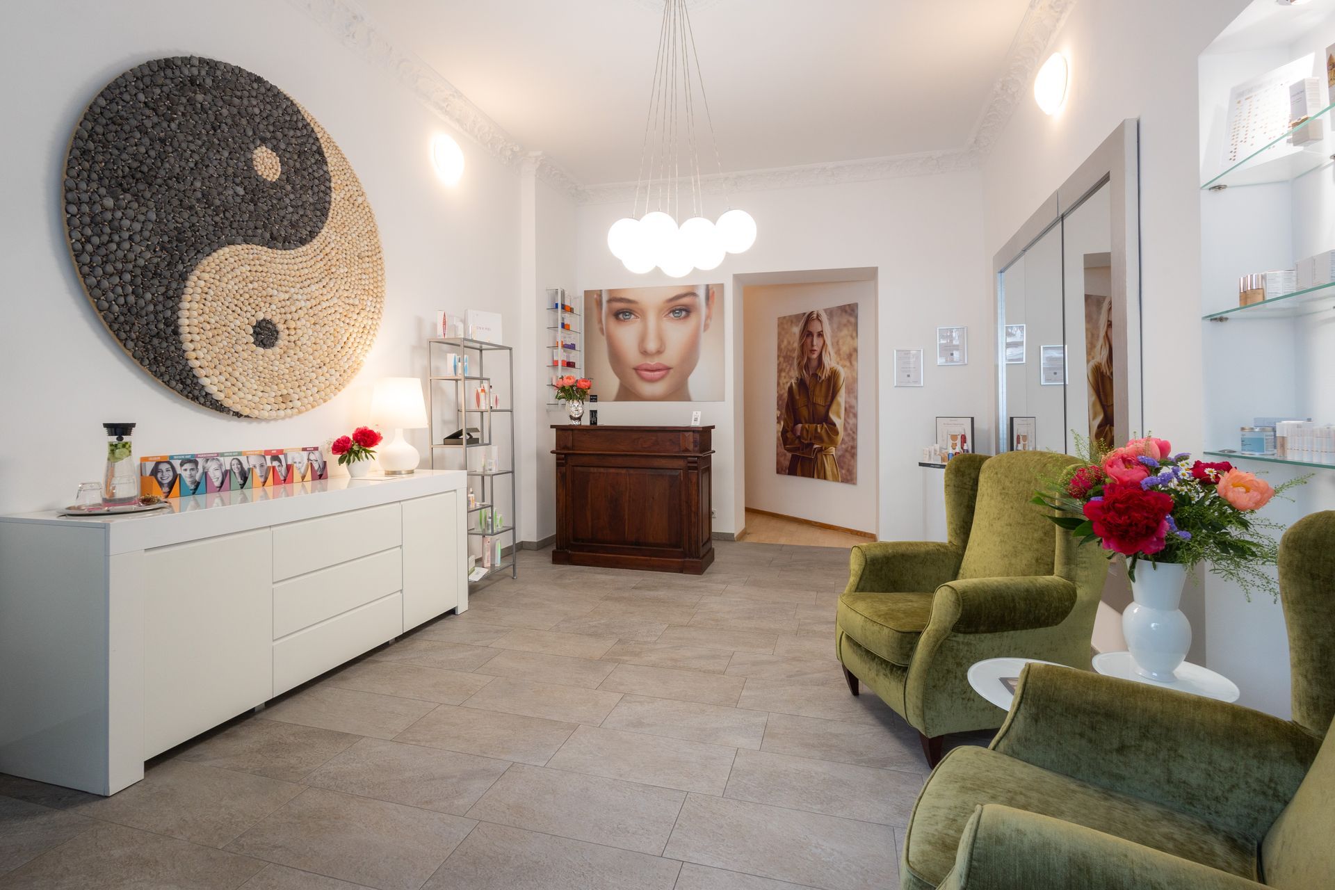 Ein Wartezimmer mit einem Yin-Yang-Symbol an der Wand