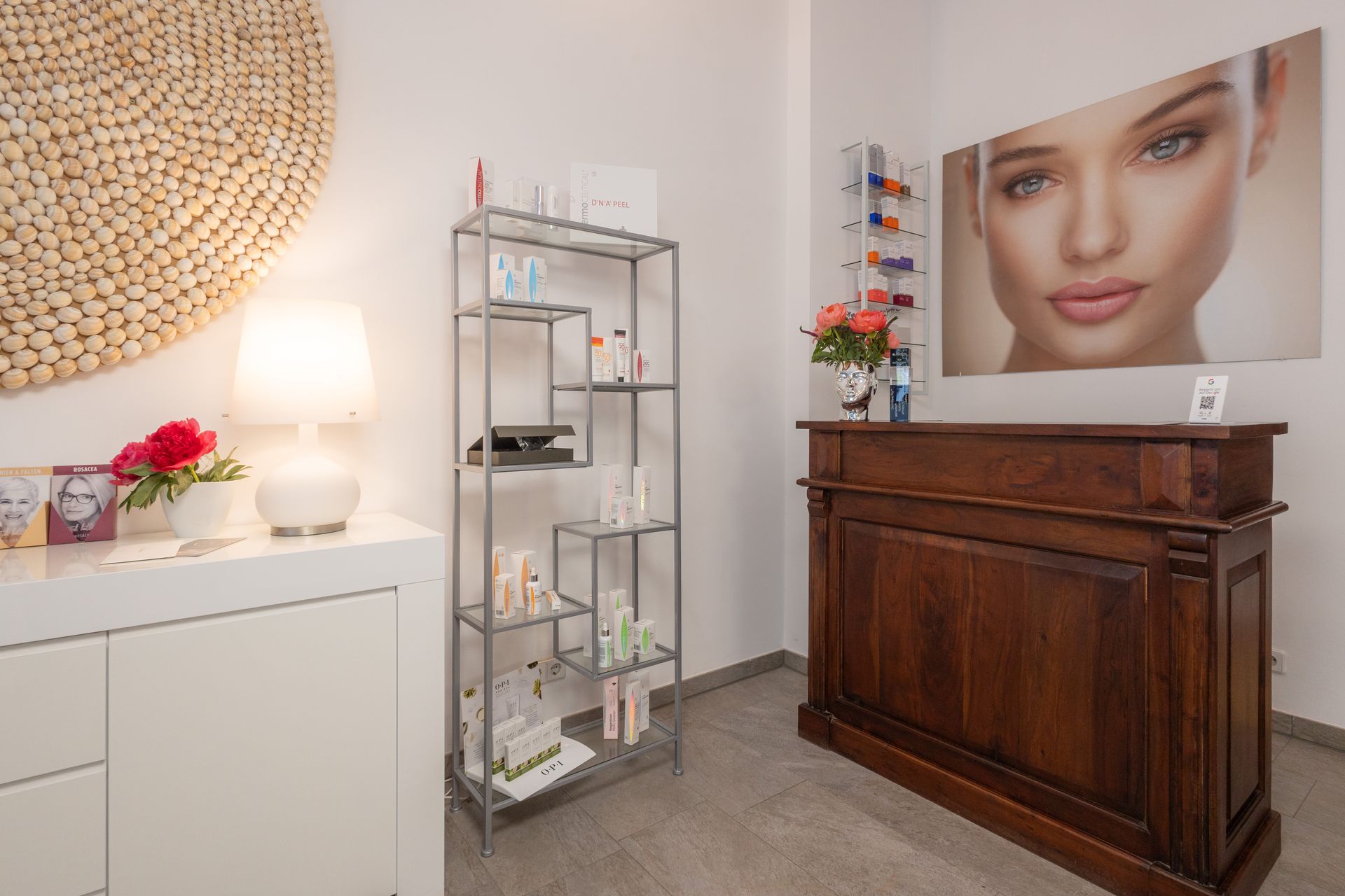 Ein Raum mit einem Holztresen und einem Bild mit dem Gesicht einer Frau an der Wand.