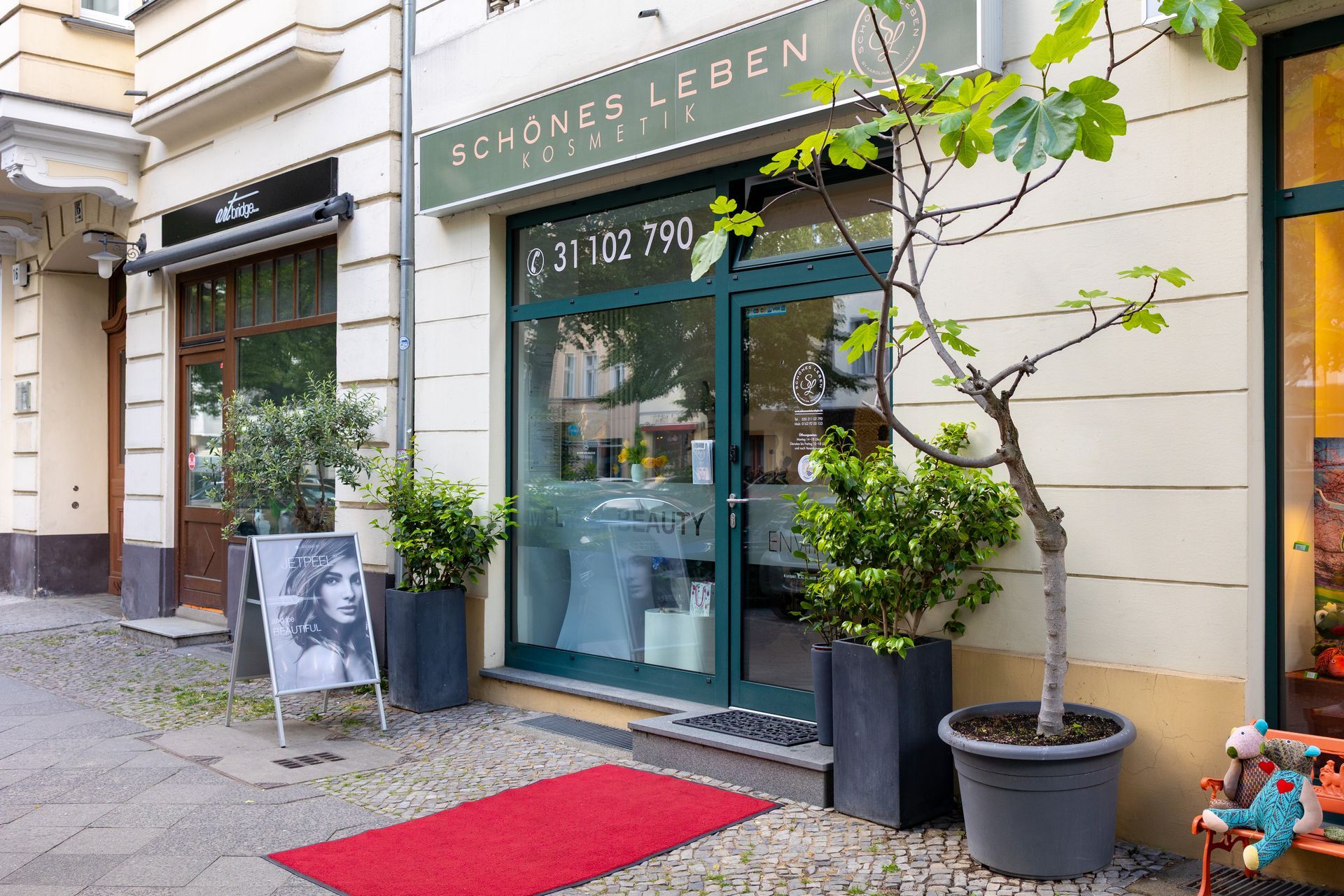 Eine Ladenfront mit einem roten Teppich davor