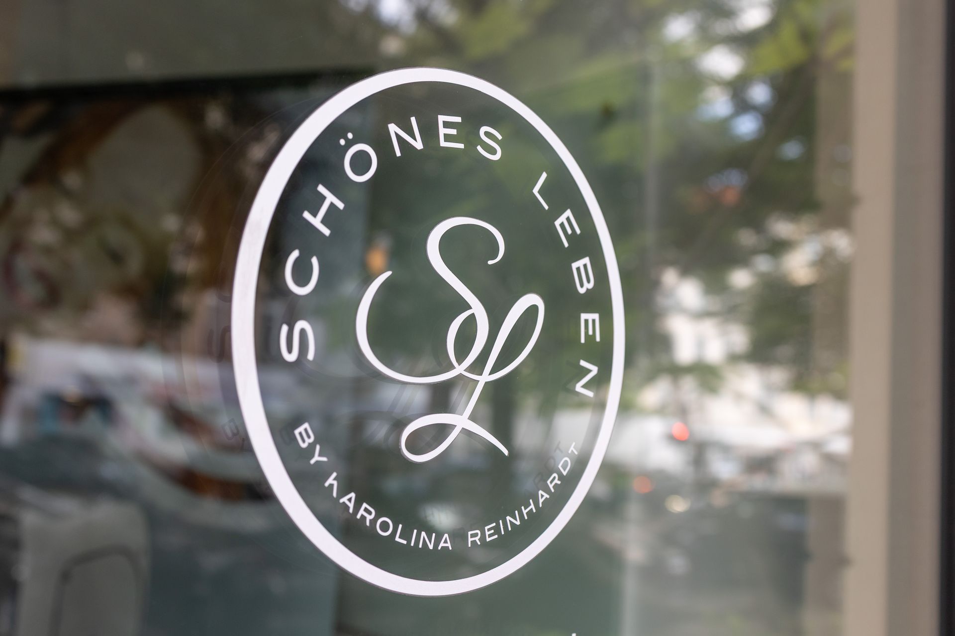 Eine Nahaufnahme eines Logos auf einem Glasfenster