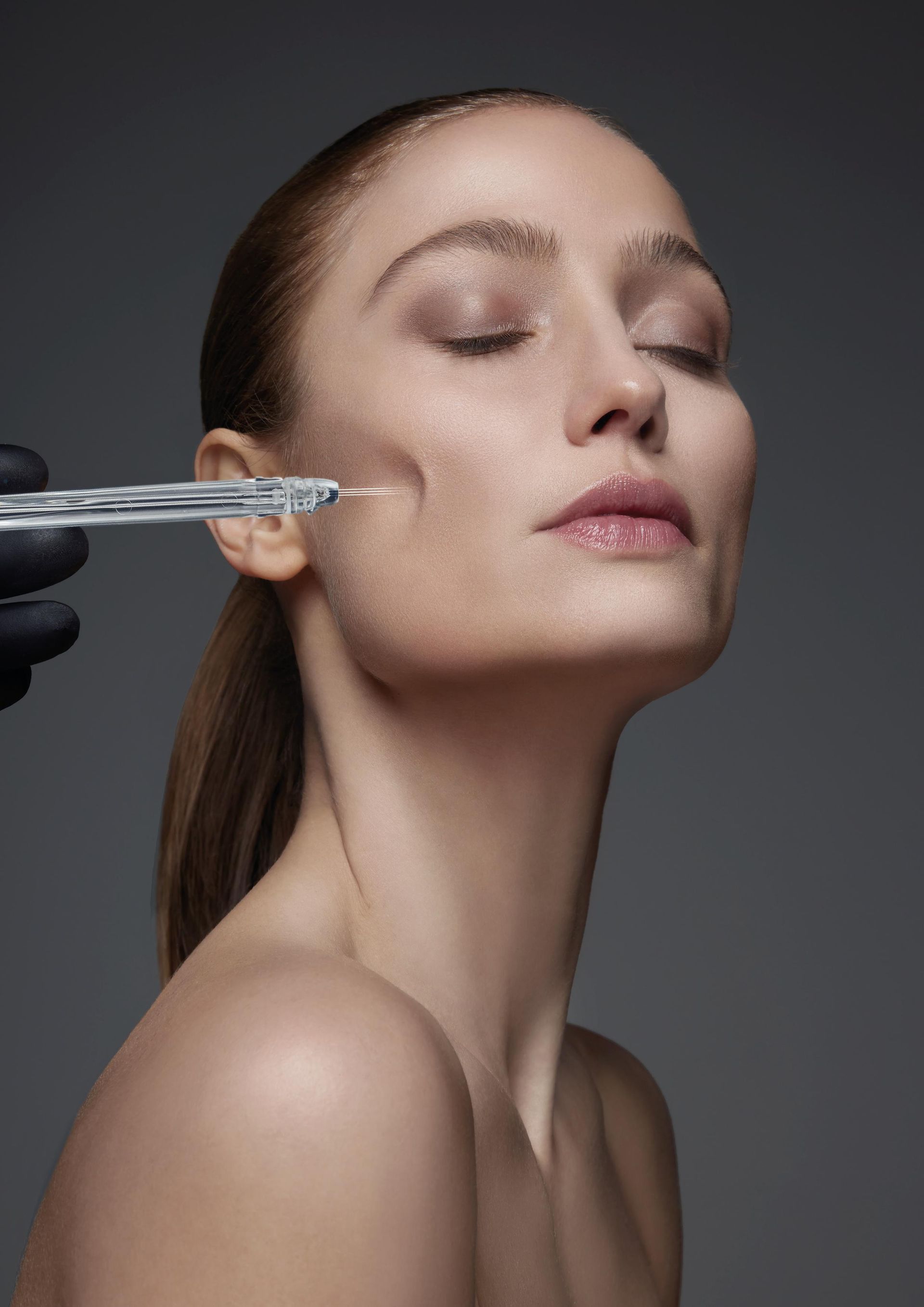 Eine Frau bekommt eine Botox-Injektion ins Gesicht.