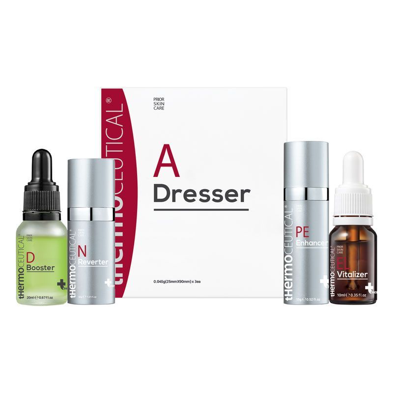 Eine Kommode ist eine Schachtel mit drei Kosmetikflaschen darin.