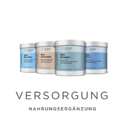 Vier Dosen mit verschiedenen Vitaminen sind auf einem weißen Hintergrund aufgereiht