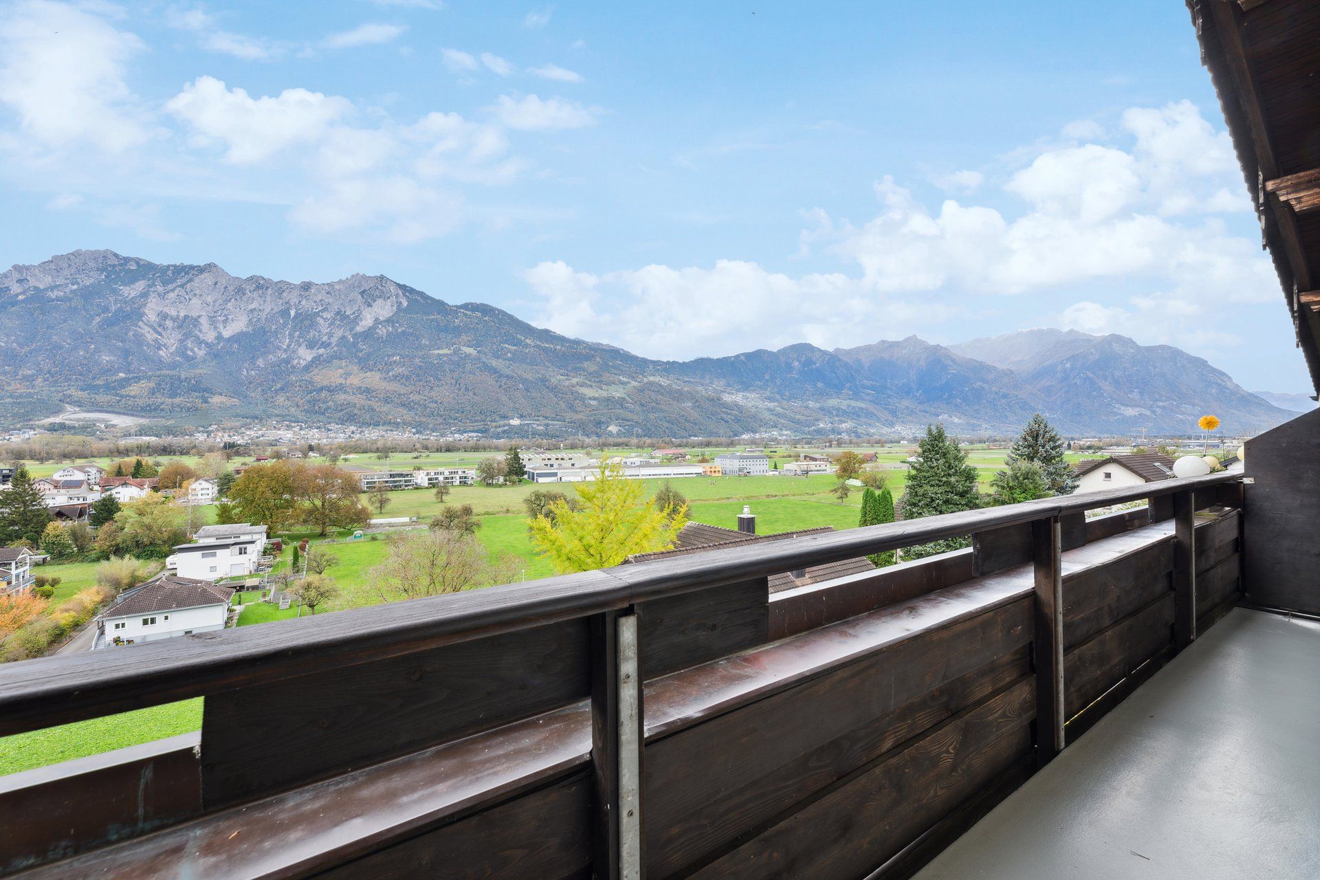 DE: Balkon mit Blick auf die Schweizer Alpen – perfekte Ferienwohnung
EN: Balcony with view of the Swiss Alps – ideal holiday apartment