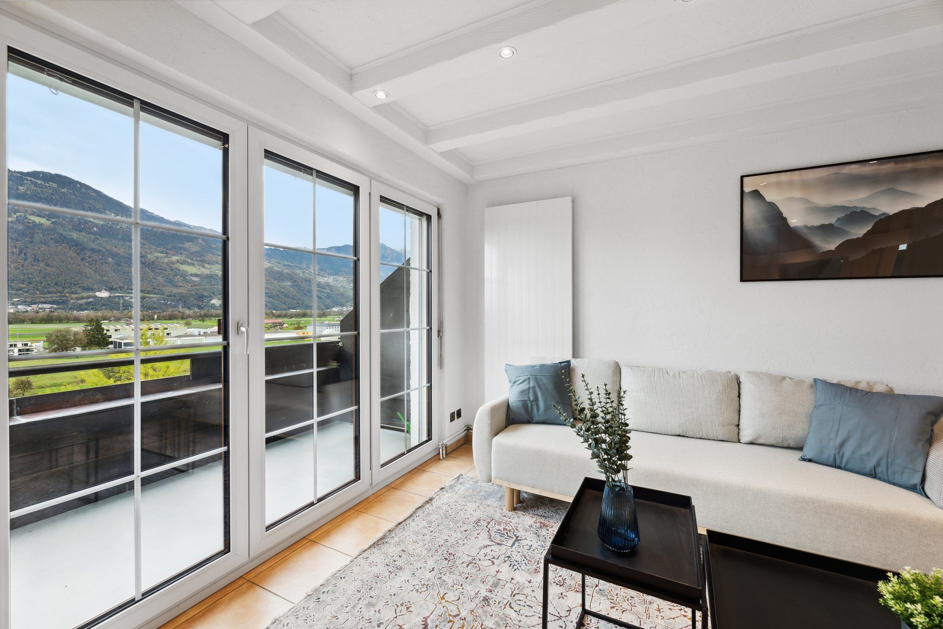 DE: Balkon mit Blick auf die Schweizer Alpen – perfekte Ferienwohnung
EN: Balcony with view of the Swiss Alps – ideal holiday apartment