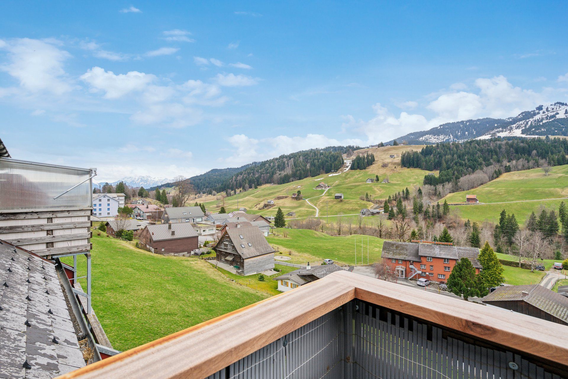DE: Balkon mit Blick auf die Schweizer Alpen – perfekte Ferienwohnung
EN: Balcony with view of the Swiss Alps – ideal holiday apartment