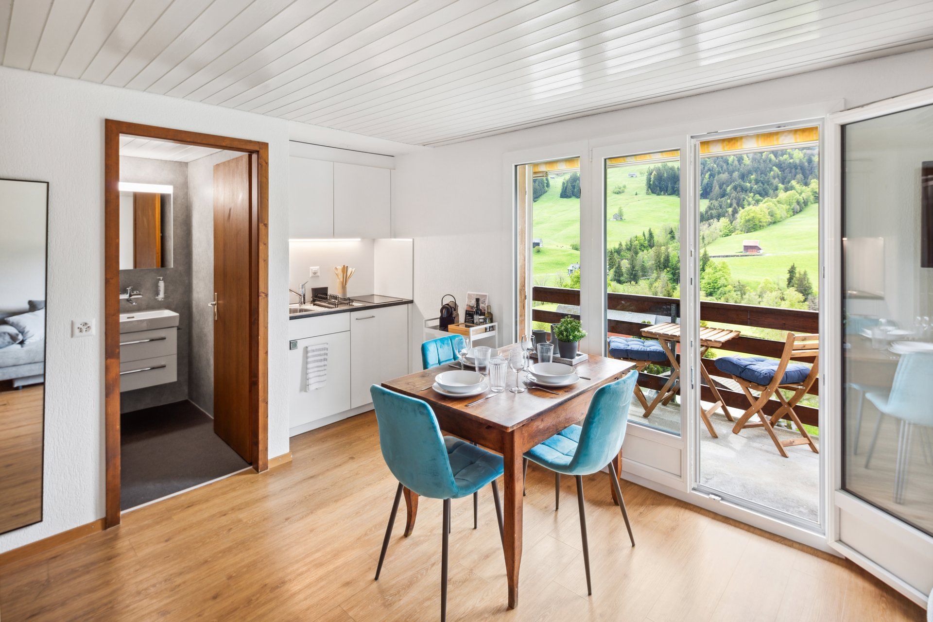 DE: Balkon mit Blick auf die Schweizer Alpen – perfekte Ferienwohnung
EN: Balcony with view of the Swiss Alps – ideal holiday apartment