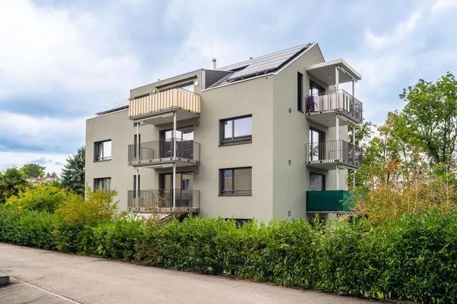Die Liegenschaftsverwalter AG - Modernes Mehrfamilienhaus mit Balkon im Grünen
