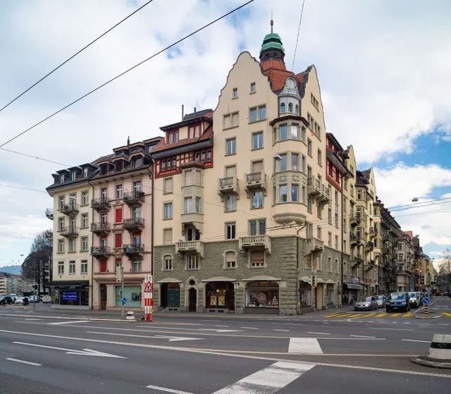 Die Liegenschaftsverwalter AG - Strassenecke mit Reihenhäusern