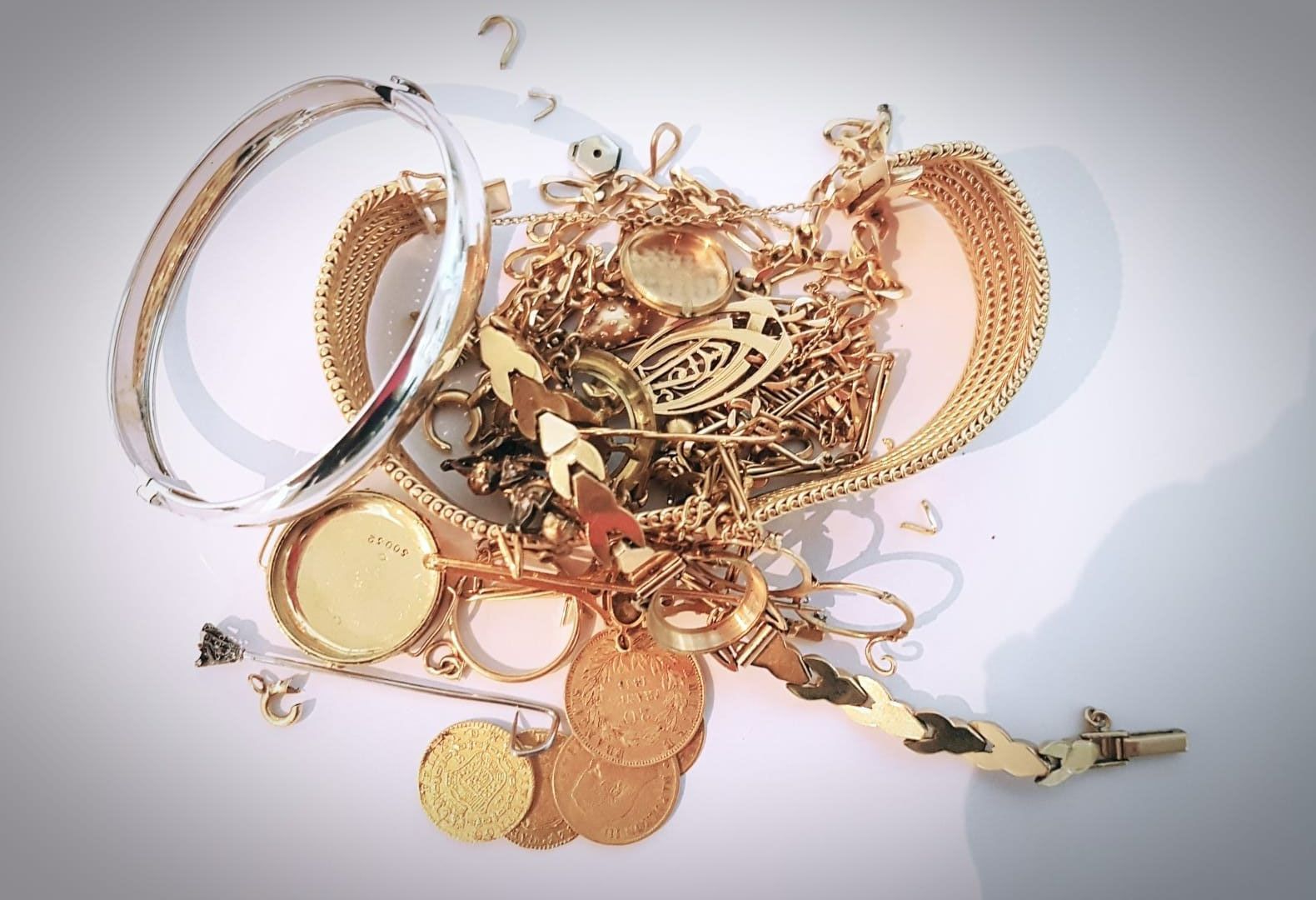 Tas de bijoux en or sur fond blanc