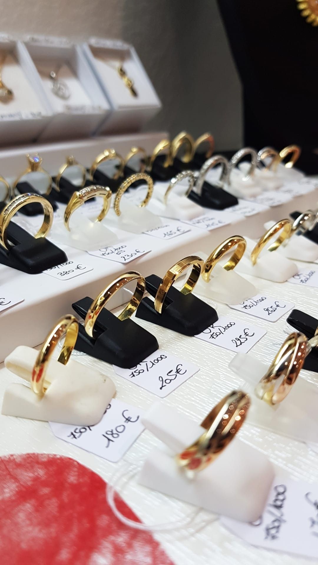 Présentoir de bagues en or