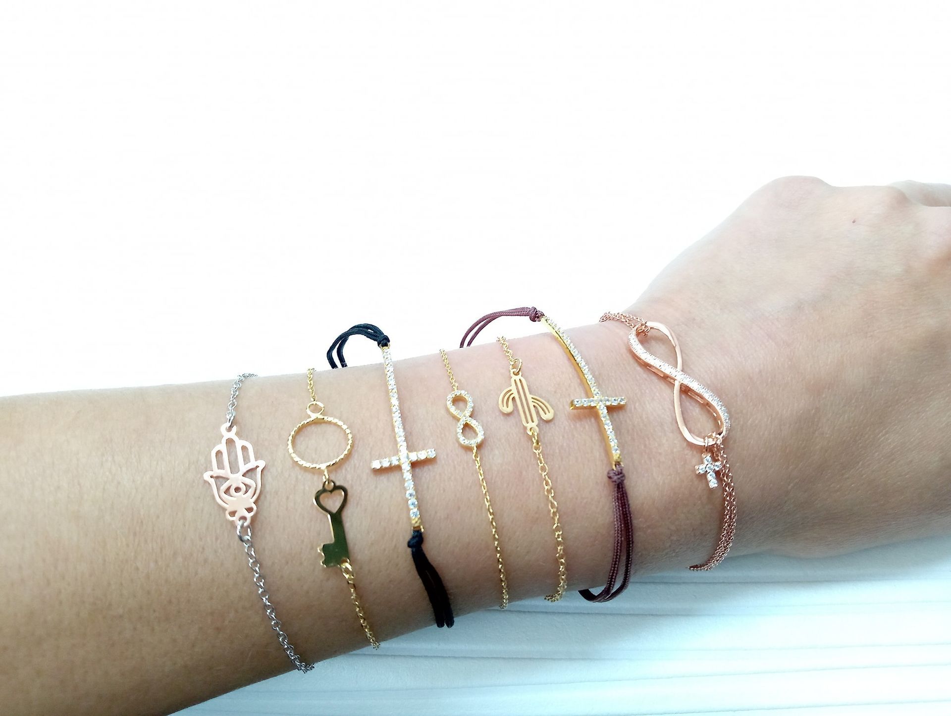 Bracelets personnalisés sur un poignet