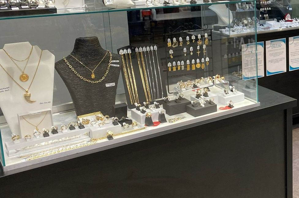 Vitrine de bijoux vintage en or