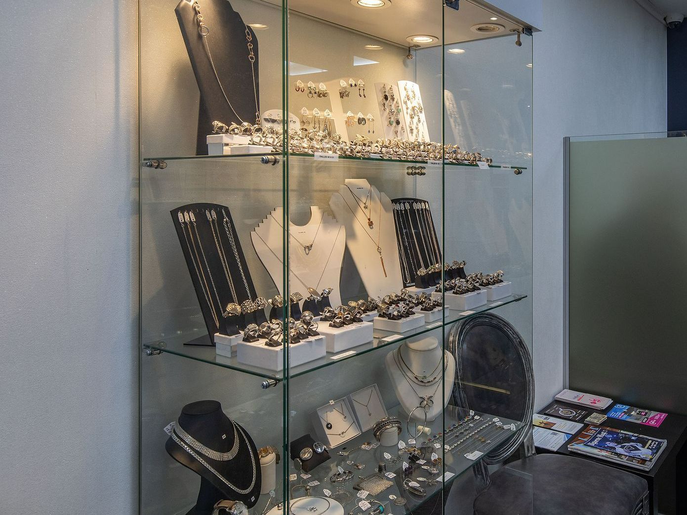Vitrine de bijoux en argent