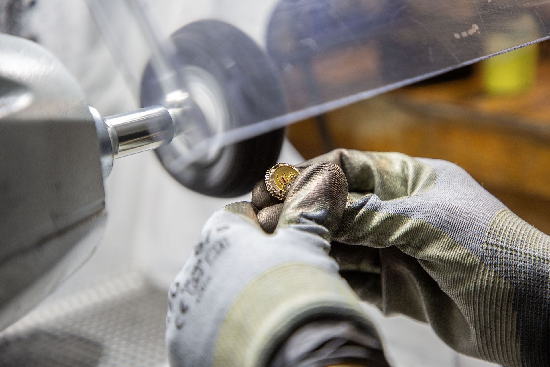 Façonnage d'un bijou en or