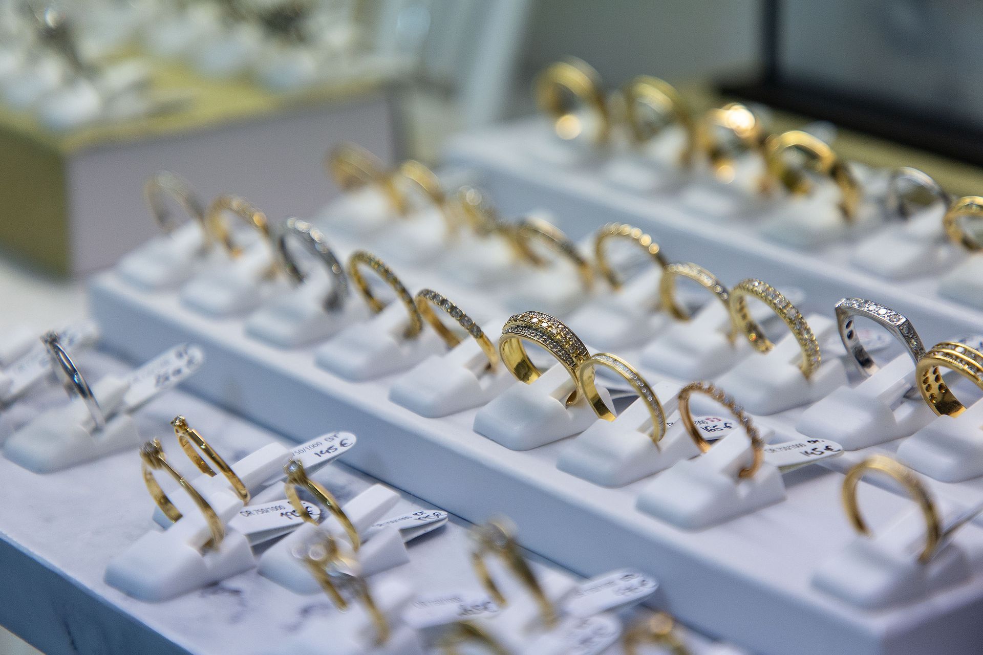 Vitrine de bagues en or de la boutique