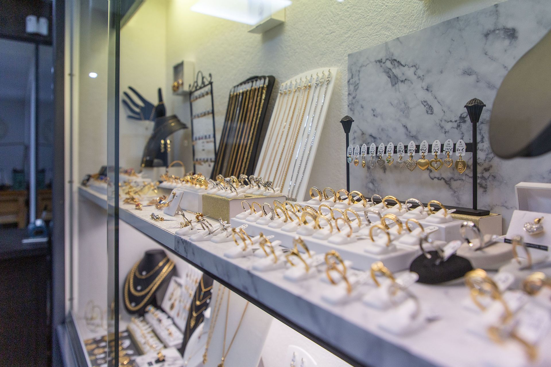 Vitrine de bagues et boucles d'oreilles en or