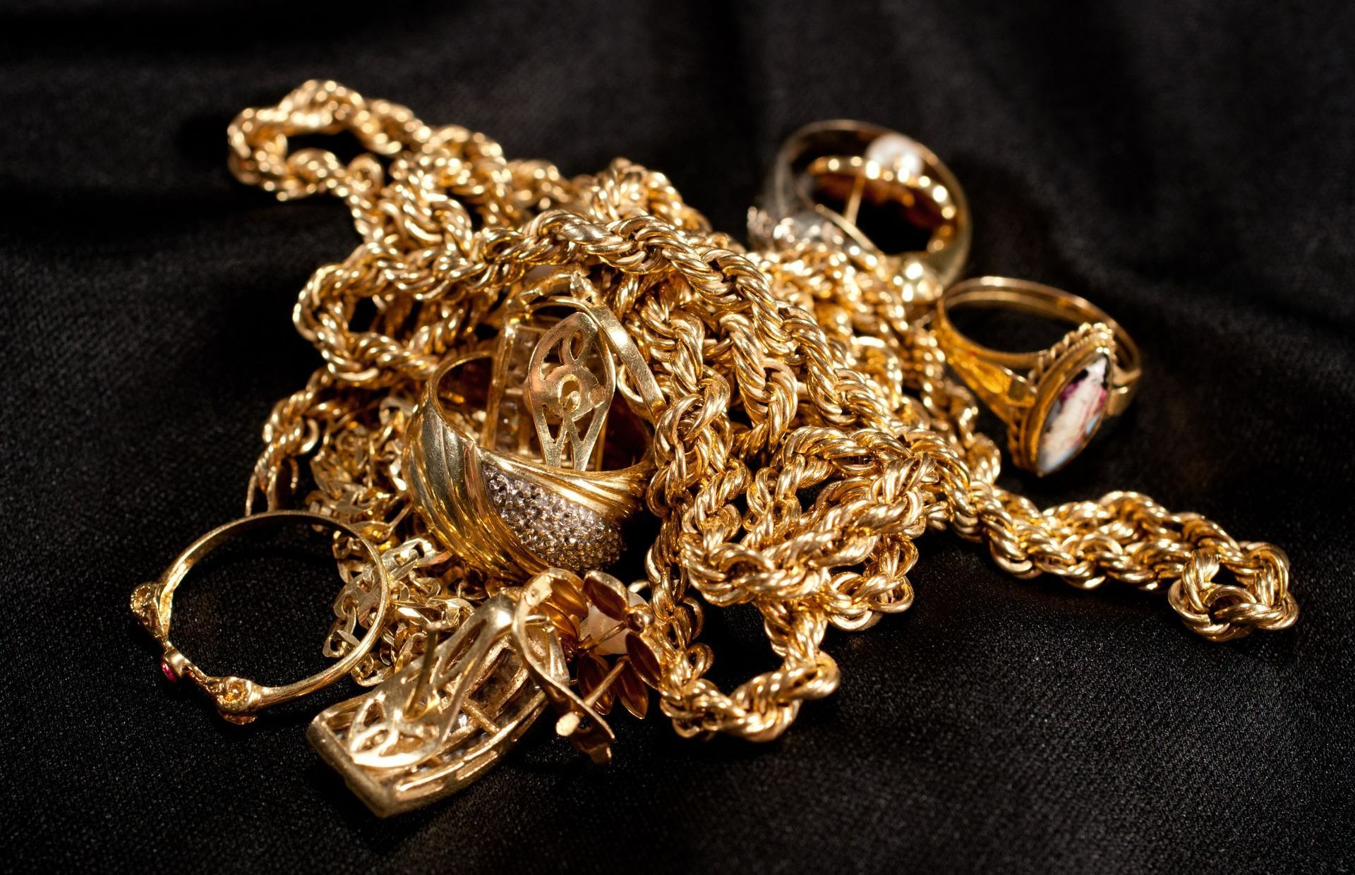 Tas de bijoux en or sur fond noir