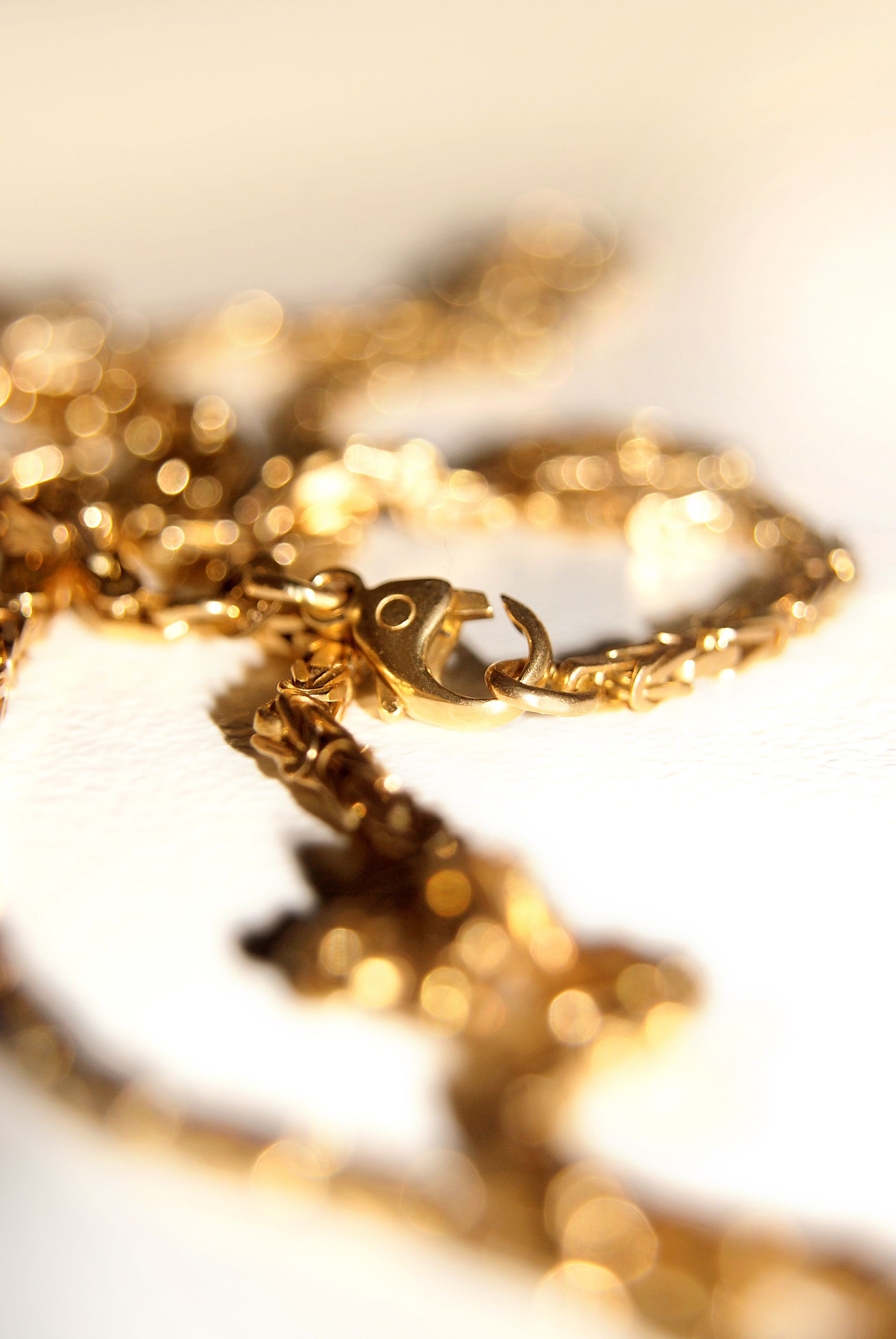 Gros plan sur le fermoir d'une chaîne en or