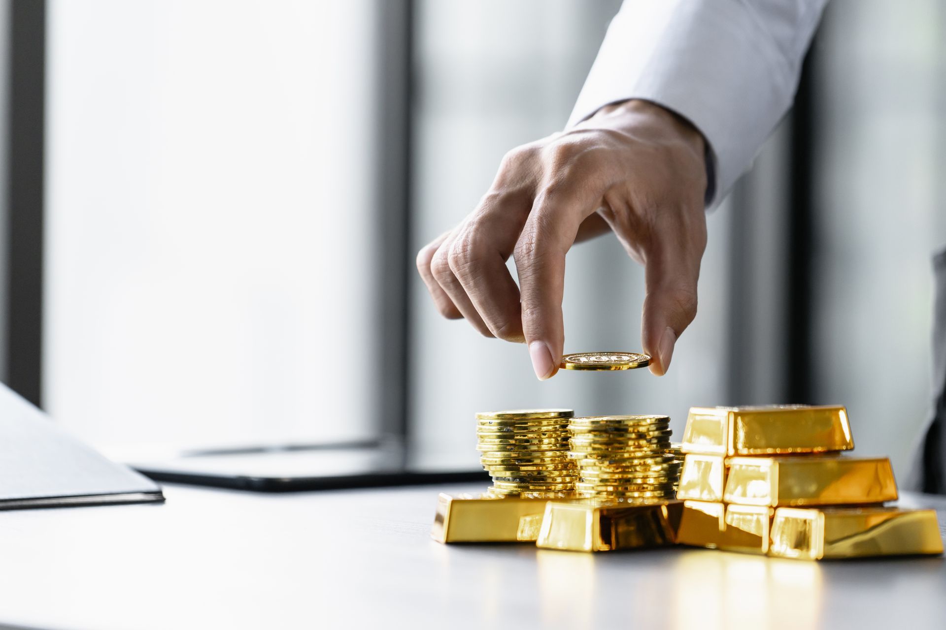 Lingots et pièces d'or posés sur un bureau