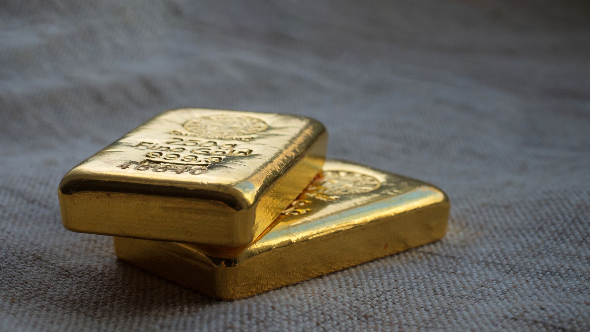 Deux lingots d'or posés sur un tapis