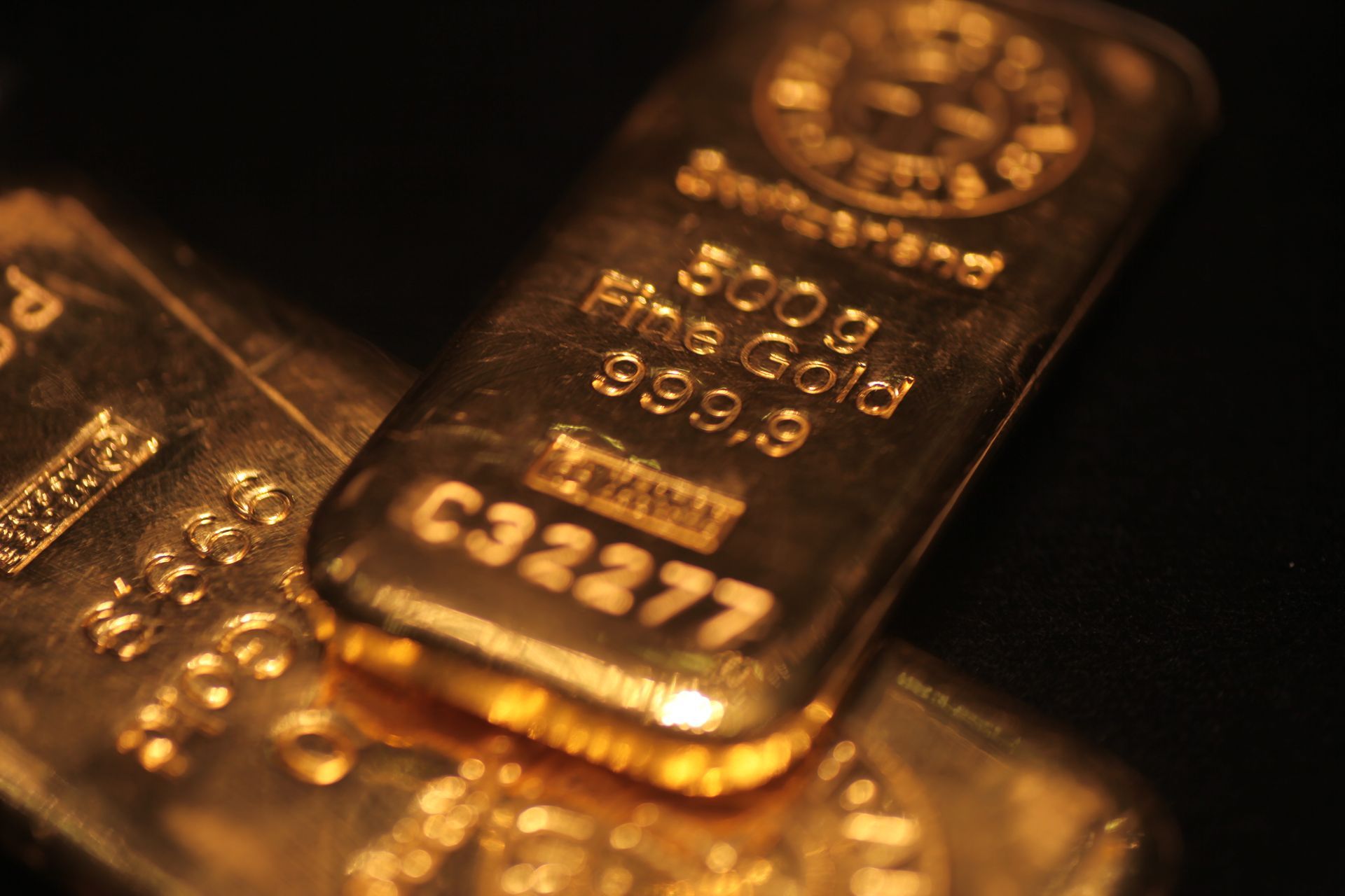 Trois lingots d'or empilés